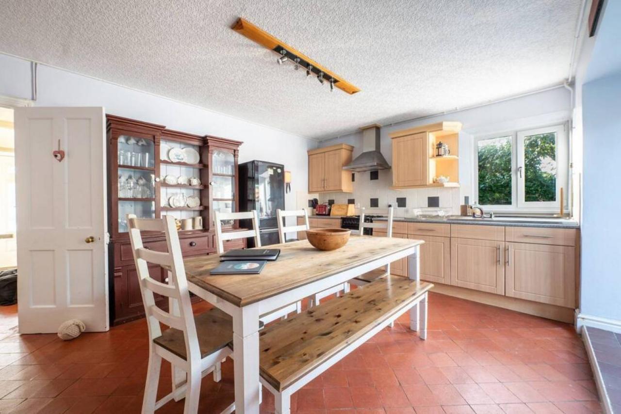 Cosy Welsh In Centre With Garden Ferienhaus *
