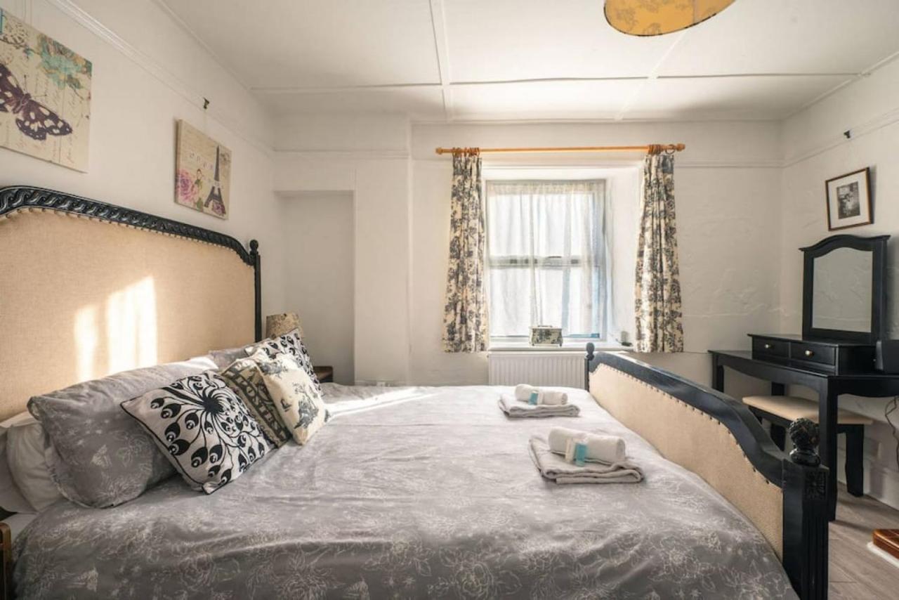 Cosy Welsh In Centre With Garden